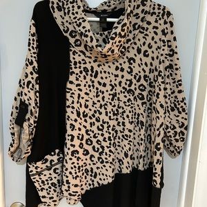 Like new stylish top by Ali miles in 22W.